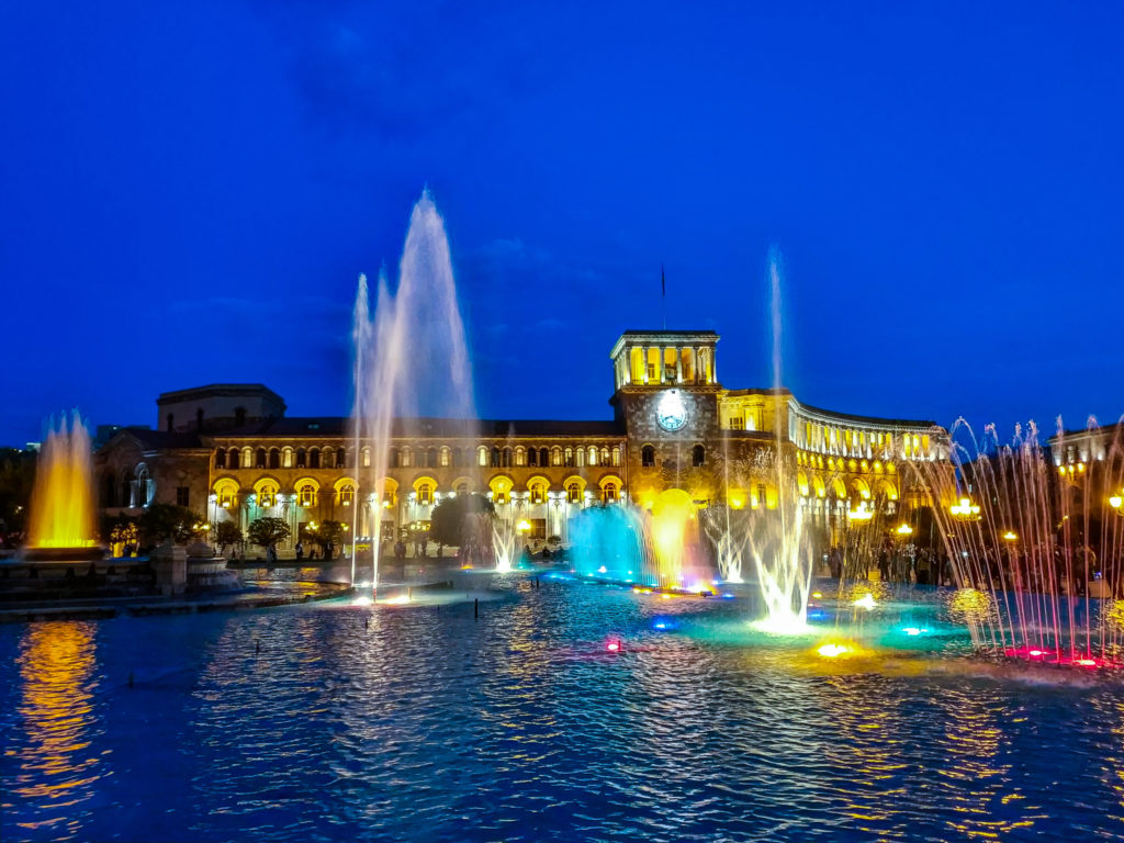 Поющие фонтаны на пл. Республики в Ереване